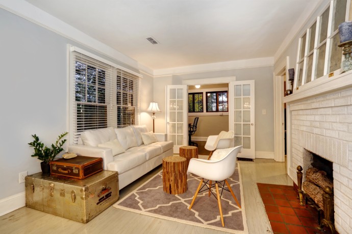 Living room wiht fireplace